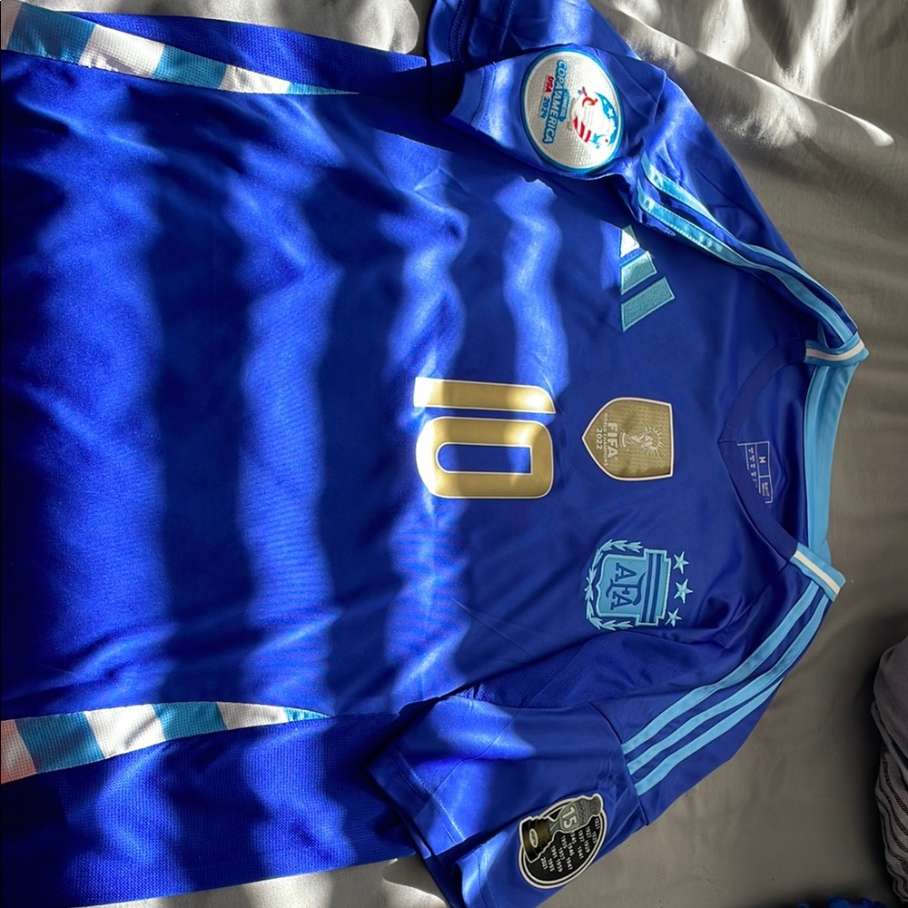 Slim fit more of a medium and small in men’s sizing.